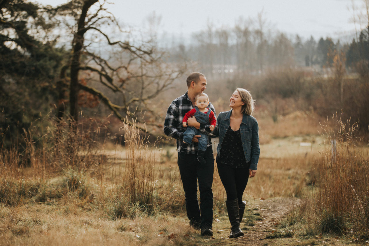 Victoria BC Family Photographer | family with toddler in fall in grassy park